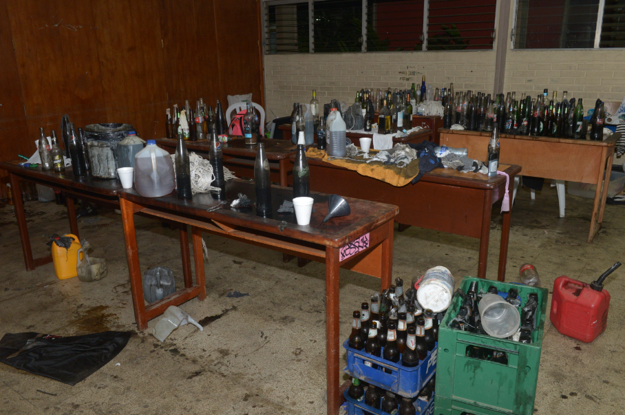 Una de las aulas fue utilizada para guardar lanza morteros, morteros y bombas molotov. Los estudiantes aseguran que nunca tuvieron armas. LA PRENSA/Archivo