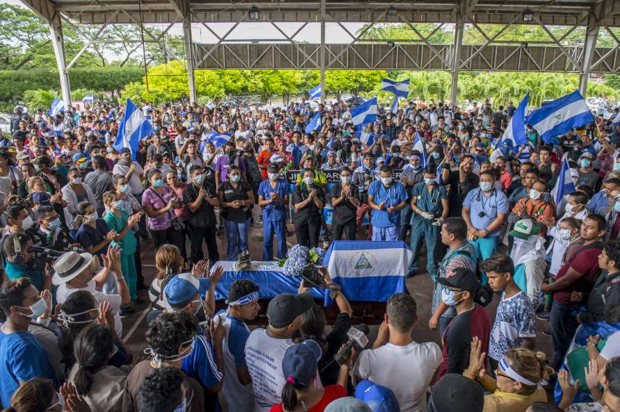 Vela del cuerpo de Jommy Parajón uno de los ciudadanos que fue asesinado en la Upoli. Este recinto universitario fue durante más de 50 días uno de los “bastiones” de resistencia contra la dictadura de Daniel Ortega. LA PRENSA/Archivo