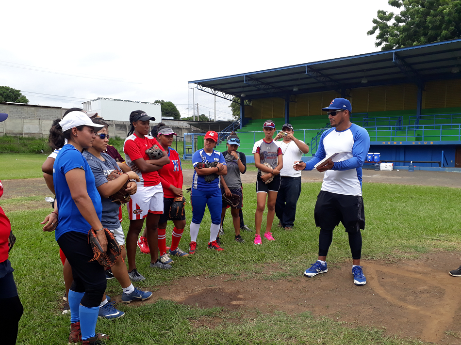 Dorian García le explica y aclara a las seleccionadas diversas situaciones de juego en el Estadio Amistad Dodgers. Foto LA PRENSA/ROSA MEMBREÑO.