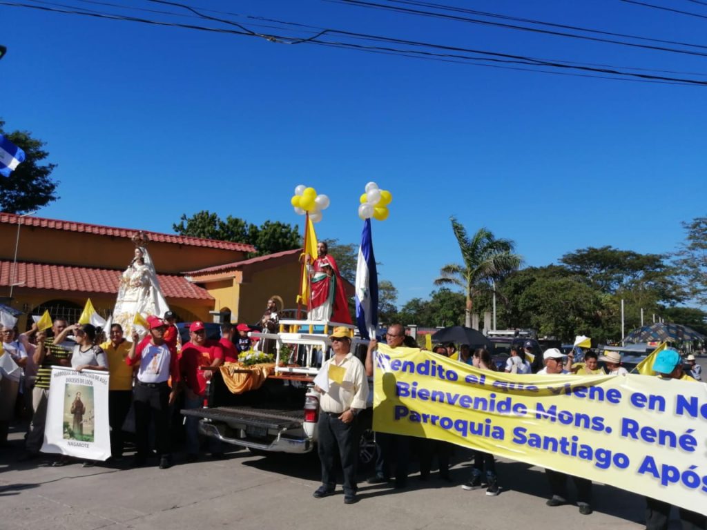Parte del recibimiento que ha tenido Sándigo en su camino a León, donde oficialmente le será entregada la diócesis de esa ciudad. LAPRENSA/E.CHAMORRO