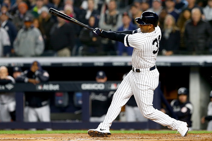 Aaron Hicks dio jonrón de tres carreras en el triunfo de los Yanquis sobre los Astros, en el quinto juego de la Serie de Campeonato. LA PRENSA/Mike Stobe/Getty Images/AFP