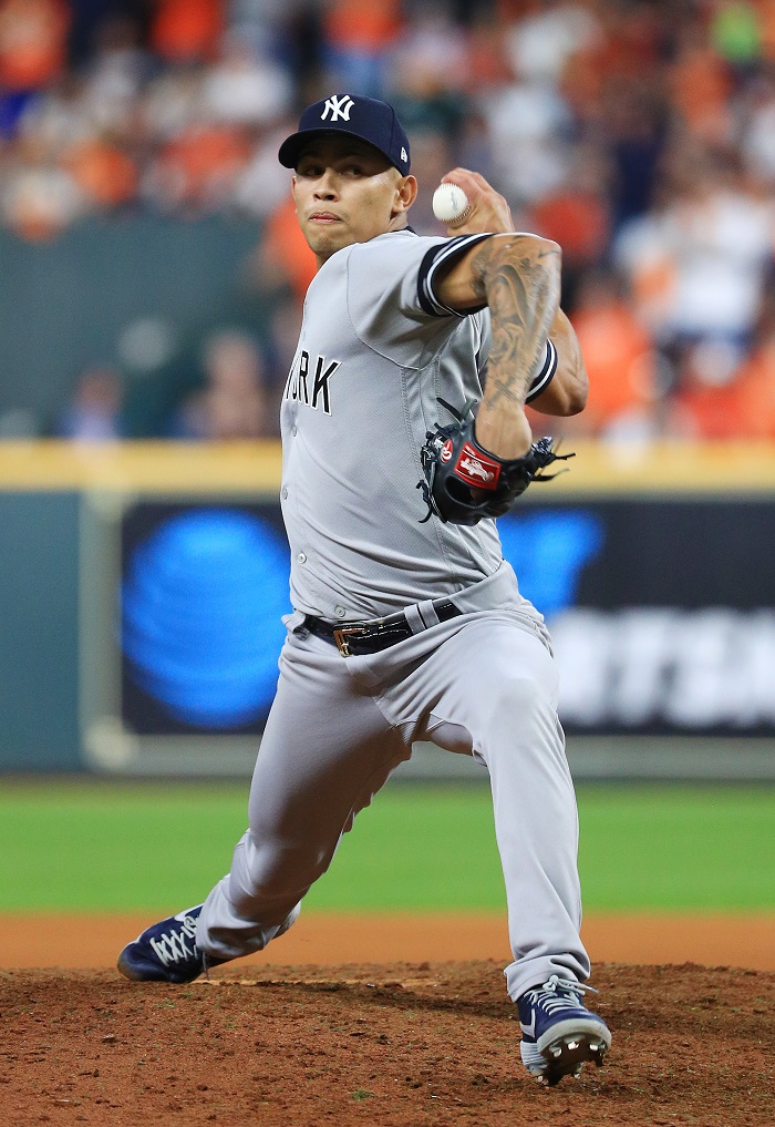 Jonathan Loásiga dio par de bases por bolas y no consiguió out, en el juego de la Serie de Campeonato de la Liga Americana. LA PRENSA/Mike Ehrmann/Getty Images/AFP
