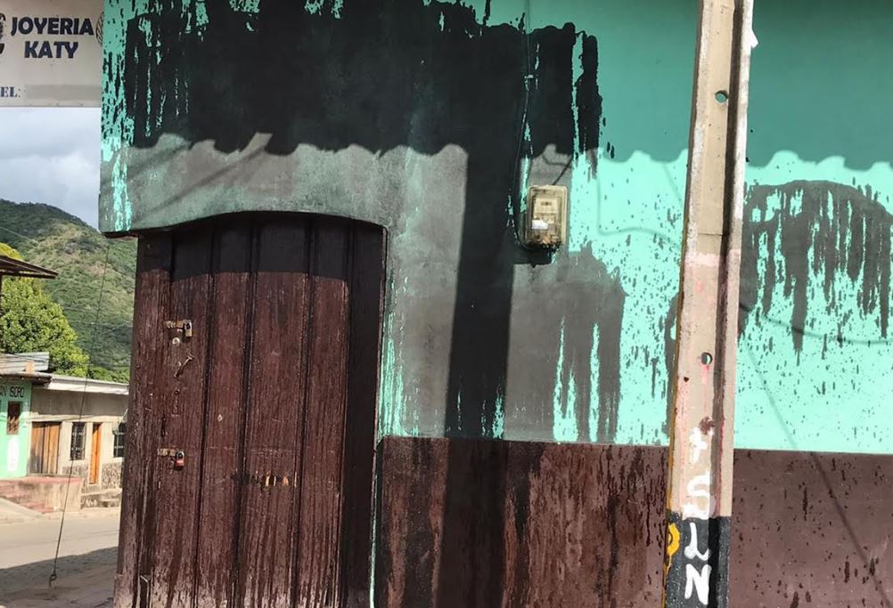 Fanáticos orteguistas manchan con aceite negro casa de opositor en Somoto, Madriz - La Prensa (Nicaragua)