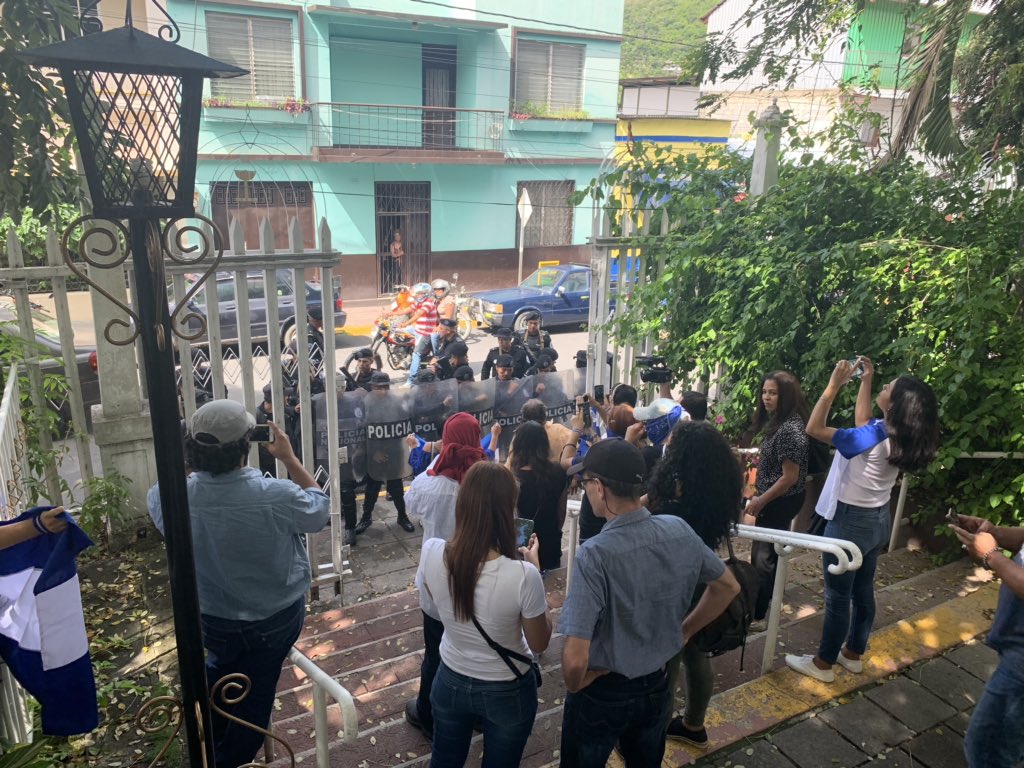 Turbas atacan en iglesia de Matagalpa a la vista de los antimotines - La Prensa (Nicaragua)