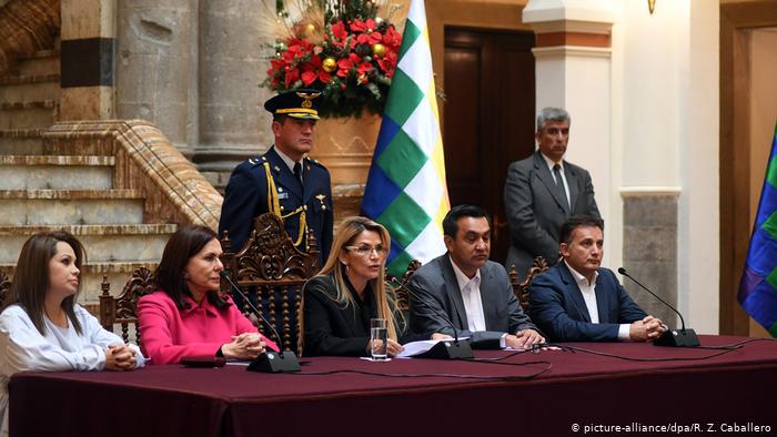Ministros de Bolivia renuncian en bloque para que se forme 