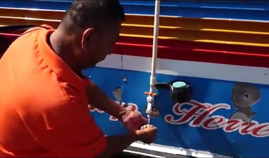 Un pasajero de la unidad de transporte que cubre la ruta Matagalpa-Waslala, lava sus manos del grfio instalado en el bus. CAPTURA DE PANTALLA