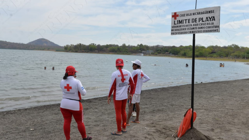 Personal de socorro de Cruz Roja en Xiloá. Se puede observar la poca asistencia de bañistas. LA PRENSA/Jader Flores