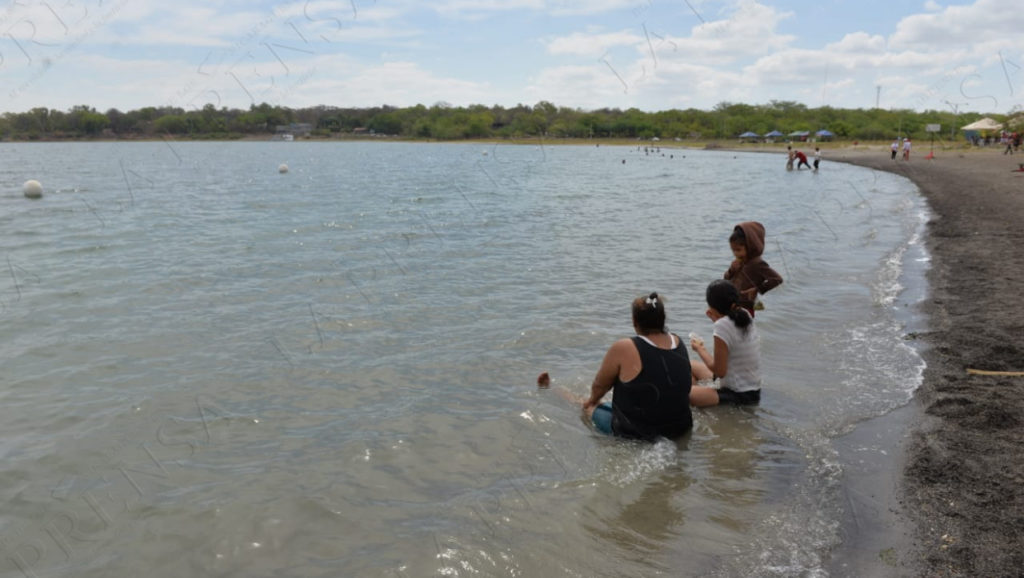 Desolada lucía Xiloá. Las pocas familias que llegaron al balneario dijeron que huían del calor. LA PRENSA/Jader Flores