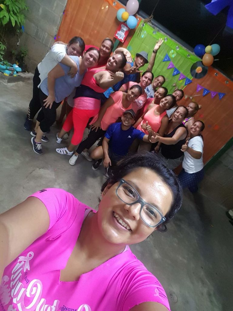 María Tereza Paz Mendoza de Estudio de Danza RitmoSon junto al grupo que entrenaba antes de decidir cerrar su negocio. LA PRENSA/Cortesía