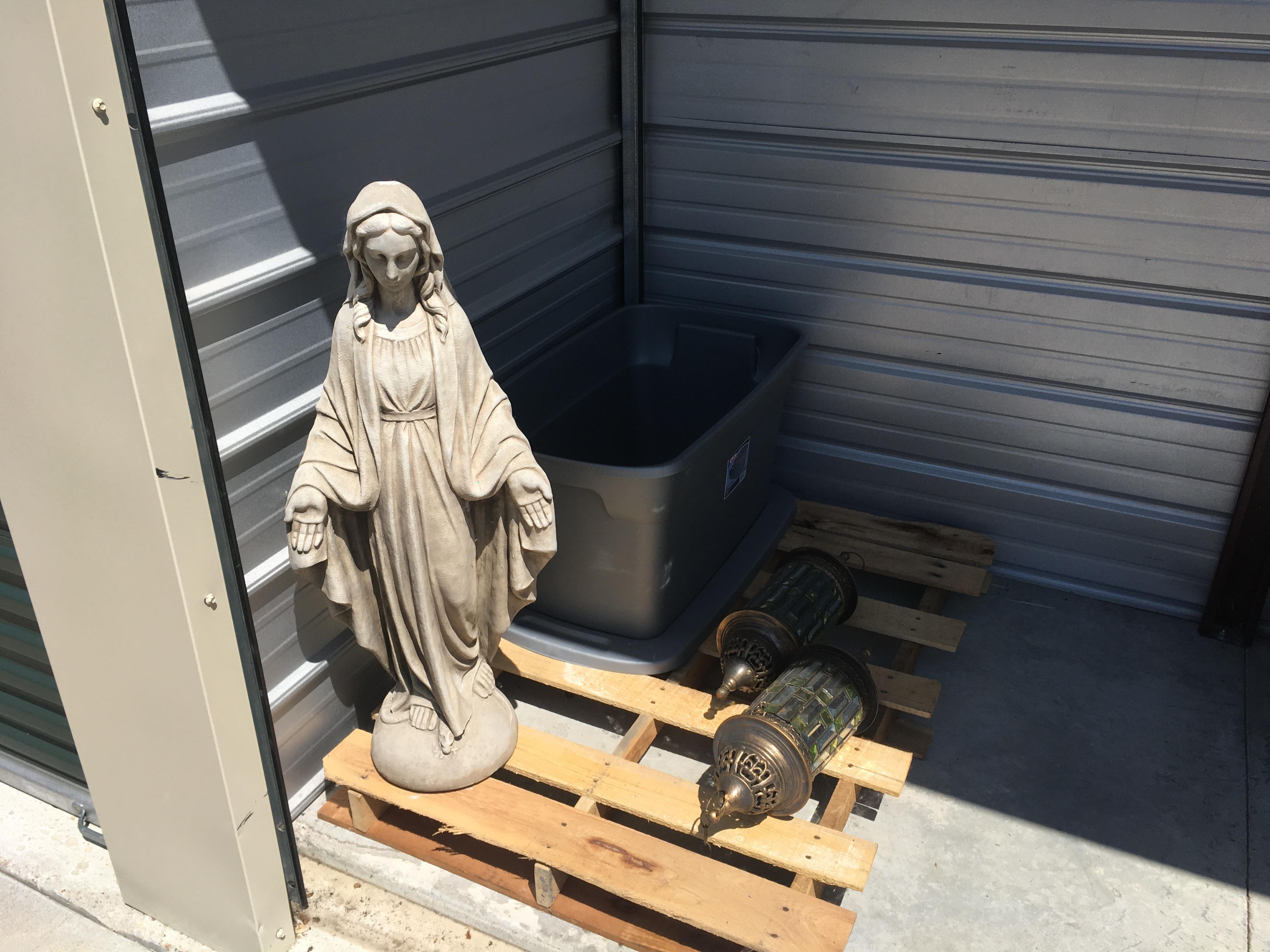 Storage auction 10112 at Lincoln Self Storage