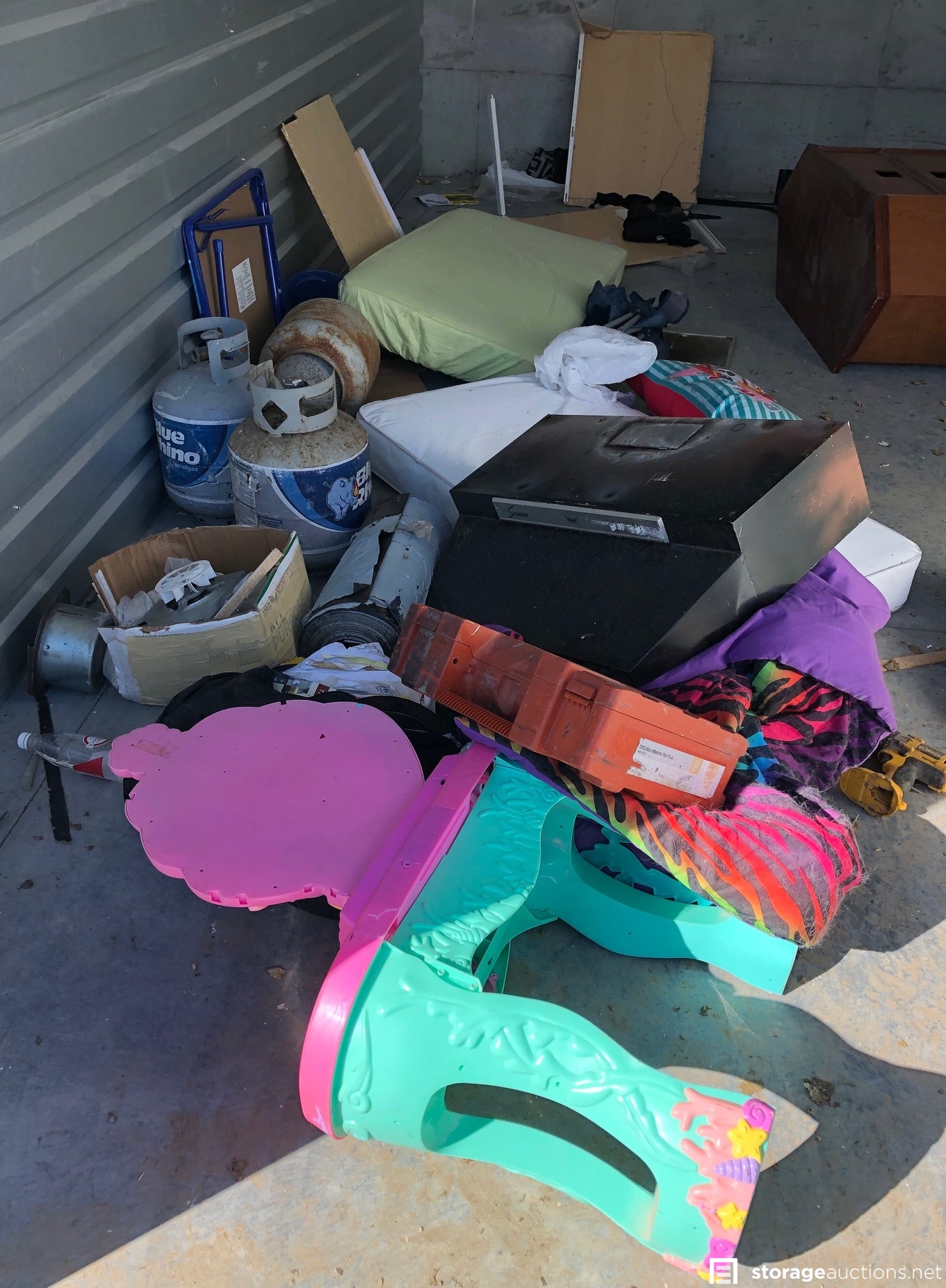 Storage auction 14896 at LockBox Storage Bennington