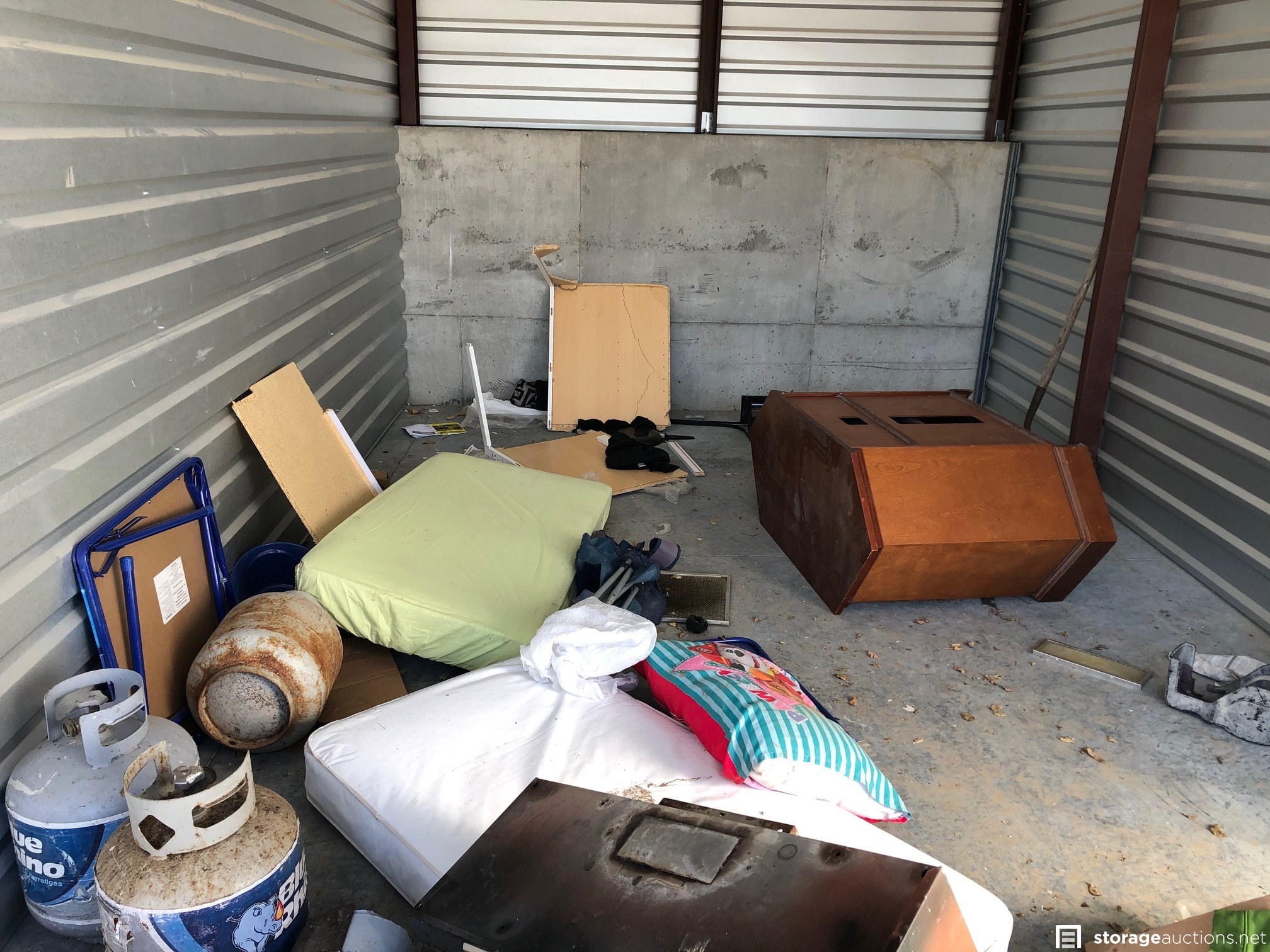 Storage auction 14896 at LockBox Storage Bennington