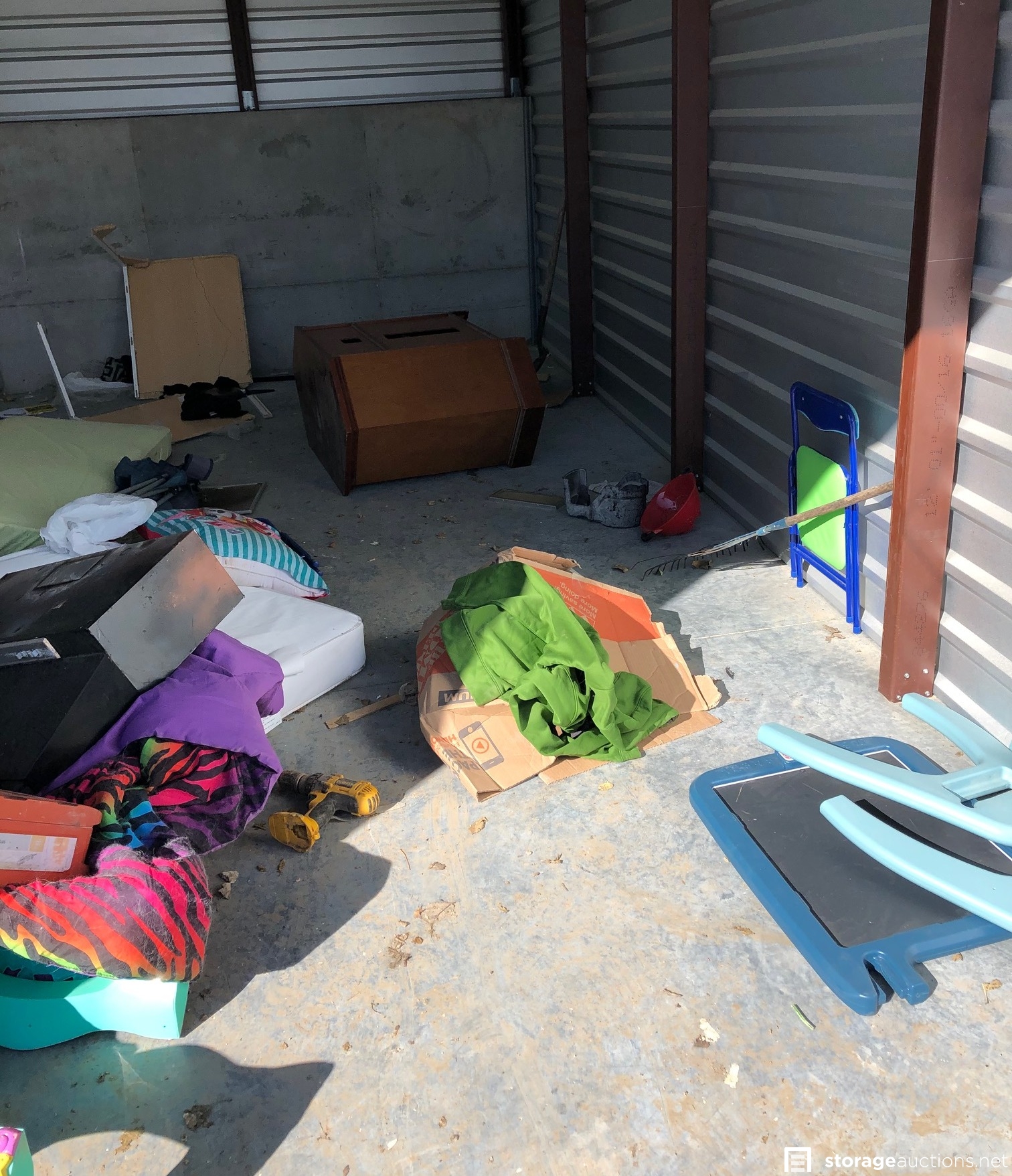 Storage auction 14896 at LockBox Storage Bennington