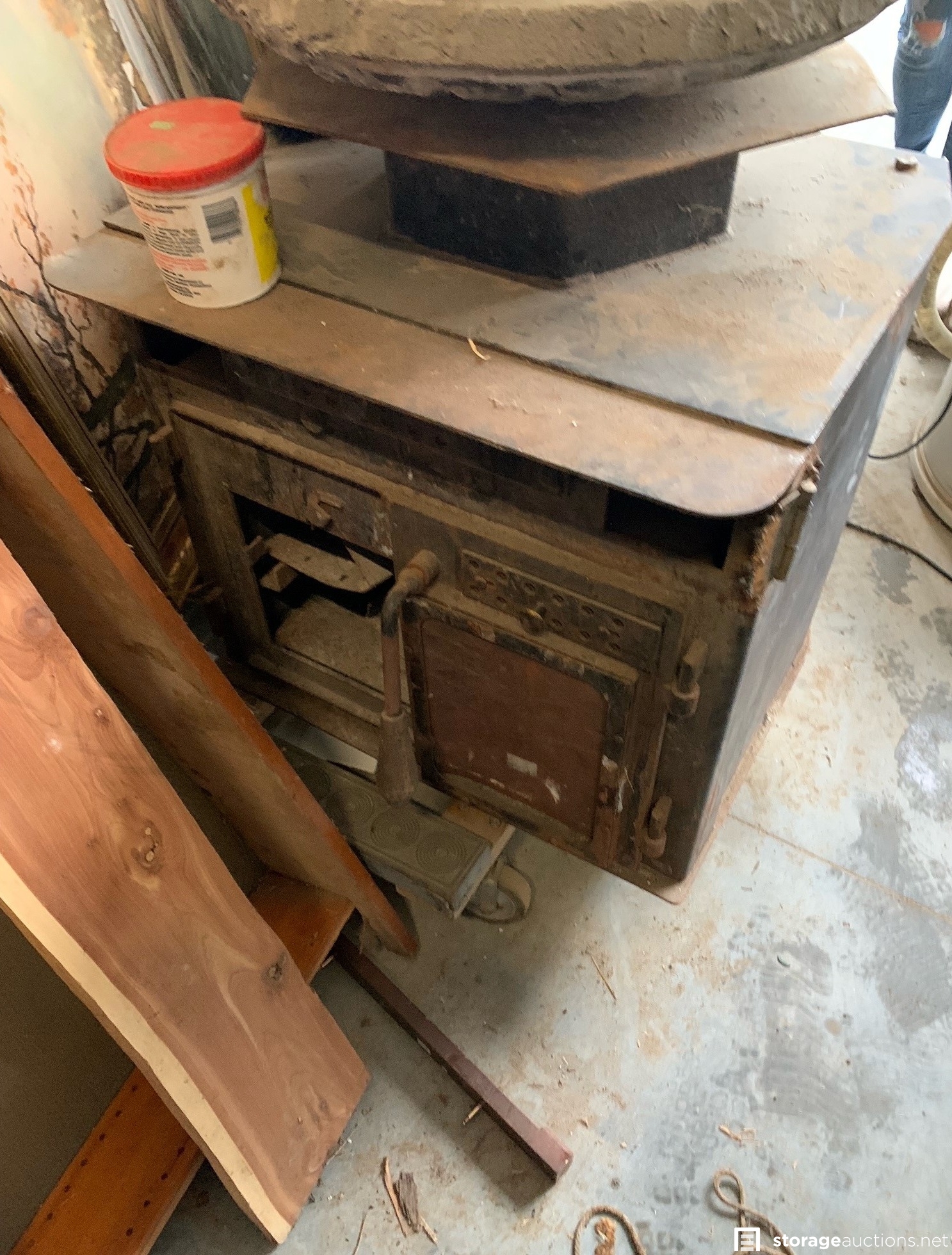 Storage auction 27510 at LockBox Storage Bennington