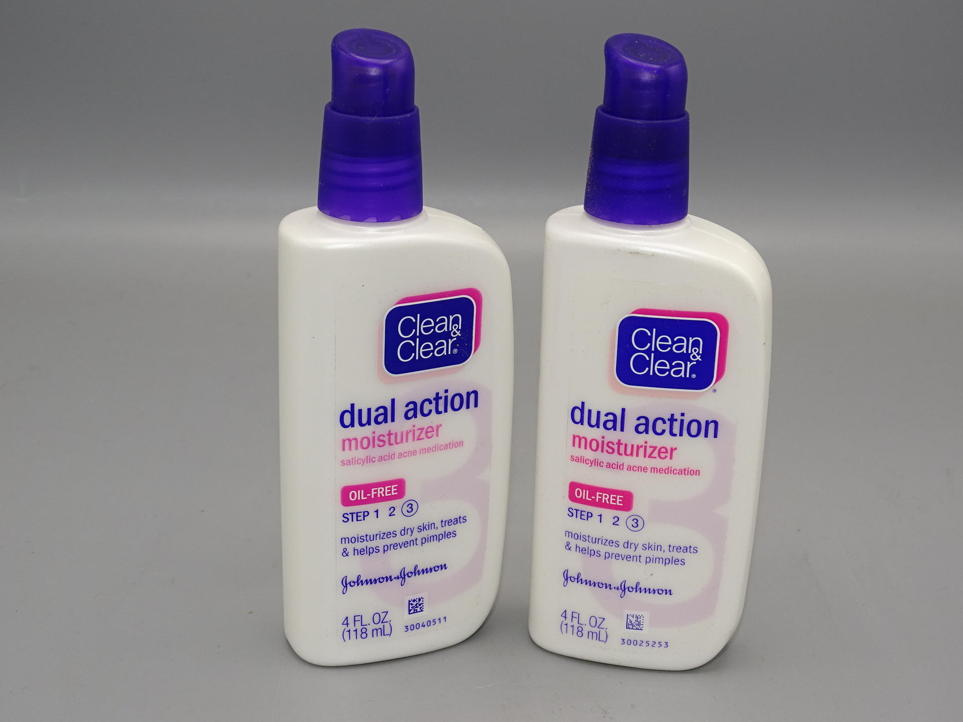 LOT OF 2 BOTTLES! Clean & Clear Dual Action Face Moisturizer, 4 Fl Oz