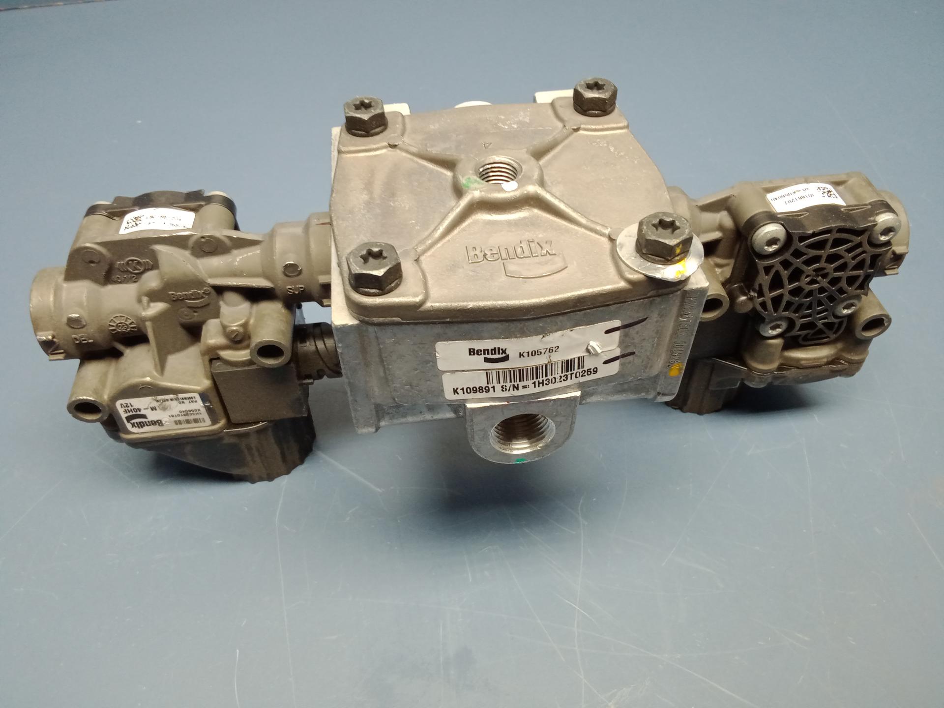 Bendix K109891/K105762 ATR-6 Brake Traction Relay Valve w/2