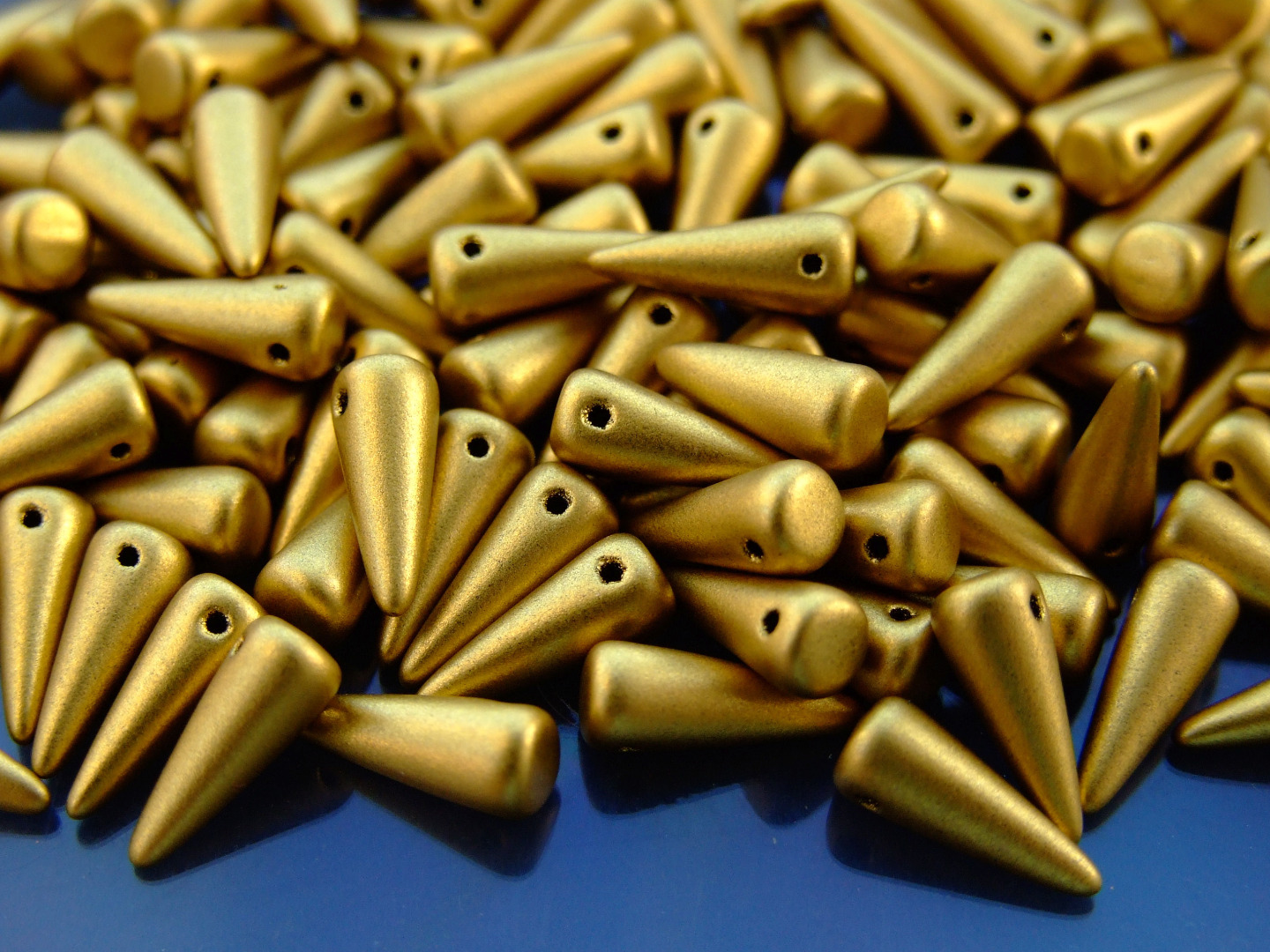 20 cuentas de cristal checo con punta/cono, tamaño 5 x 13 mm, oro azteca metálico mate