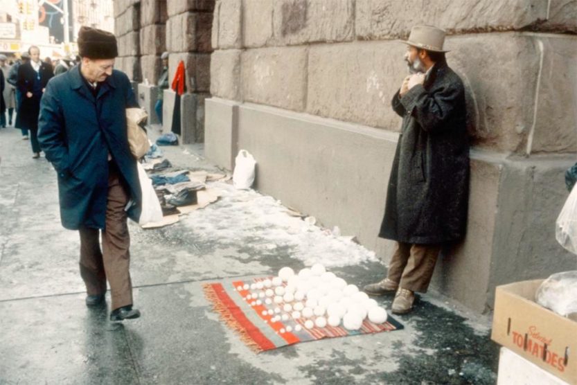 David Hammons, Bliz-aard Ball Sale, 1983. Photo: Dawoud Bey.