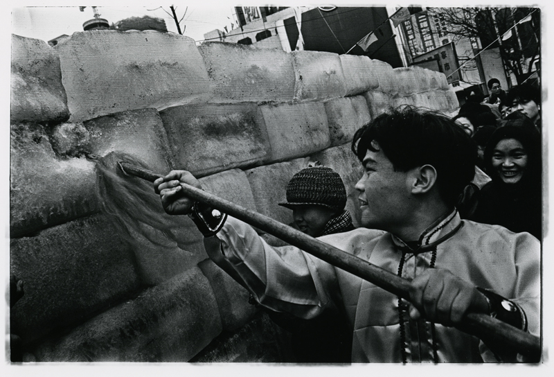Wang Jin, Ice · 96 Central Plains (1996), performance and installation. Courtesy of the artist.