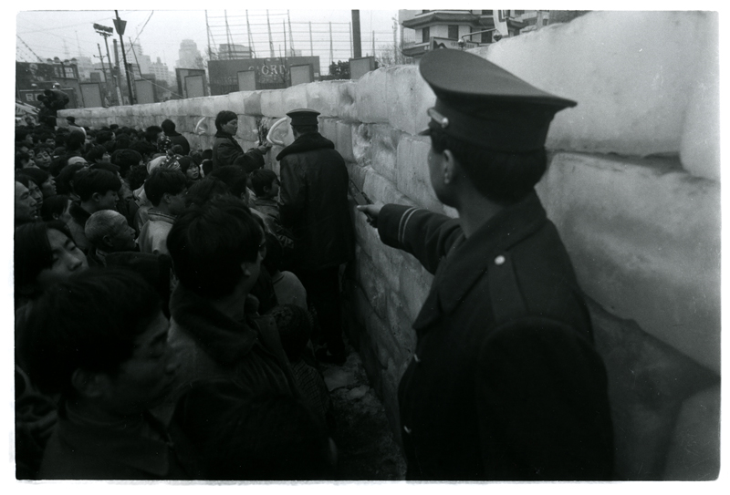 Wang Jin, Ice · 96 Central Plains (1996), performance and installation. Courtesy of the artist.