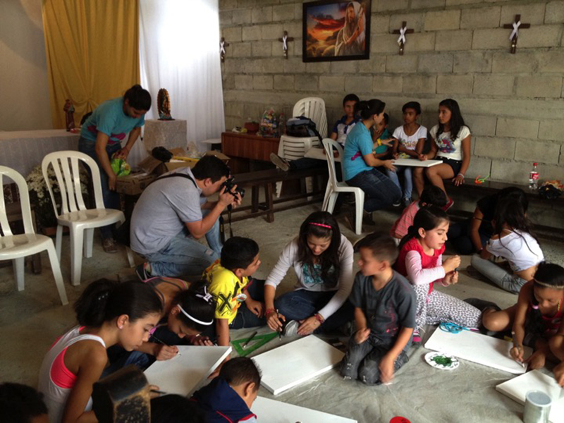 C3P team in a workshop in a multi-purpose space in the Altavista neighborhood in 2012. Photo credit: Fundación Casa Tres Patios.