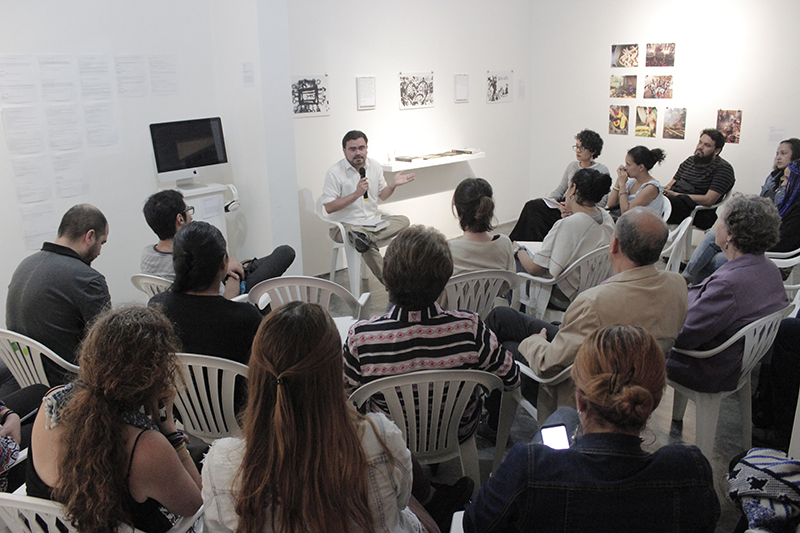 Seminar Urgent Questions: Causes, effects and possibilities of war and peace in Colombia with Mauricio Montoya, historian. Photo credit: Fundación Casa Tres Patios.