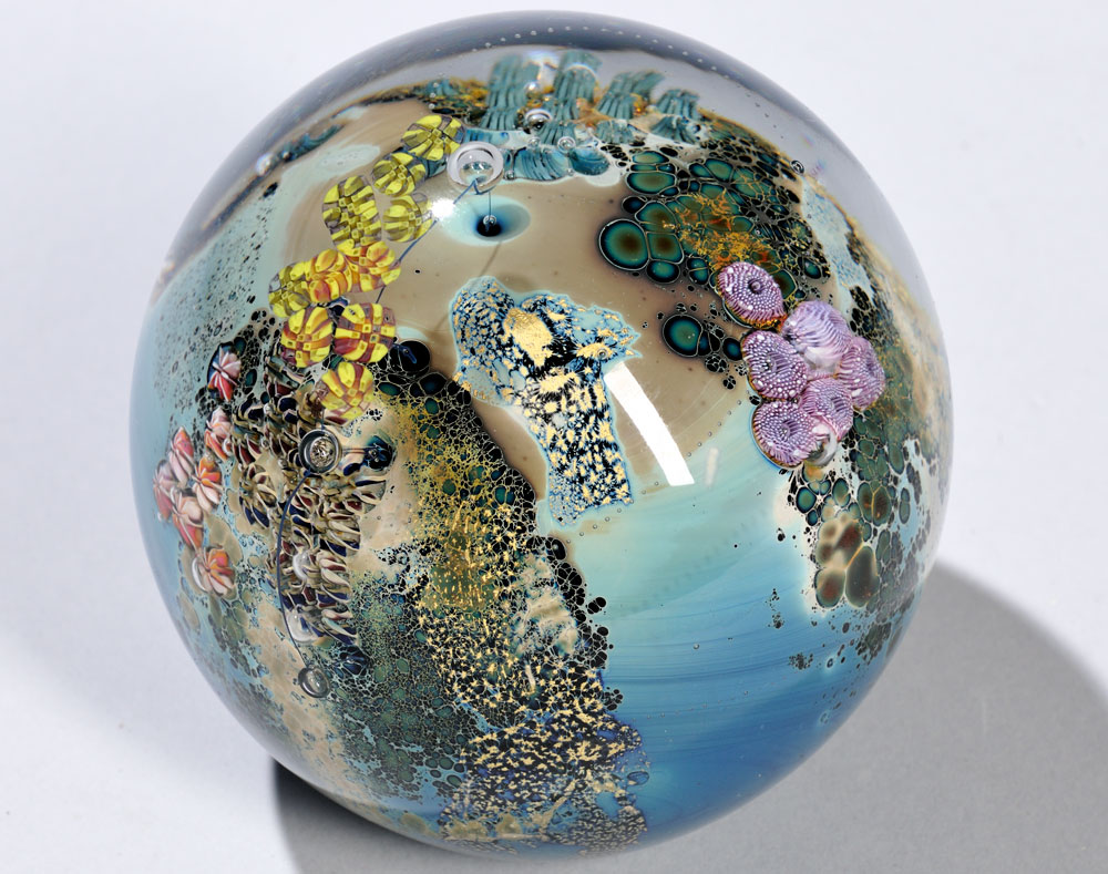 Large Josh Simpson (b. 1949) Paperweight, Massachusetts, 1989 (Estimate: $200-400) Large Josh Simpson (b. 1949) Paperweight, Massachusetts, 1989 (Estimate: $200-400)