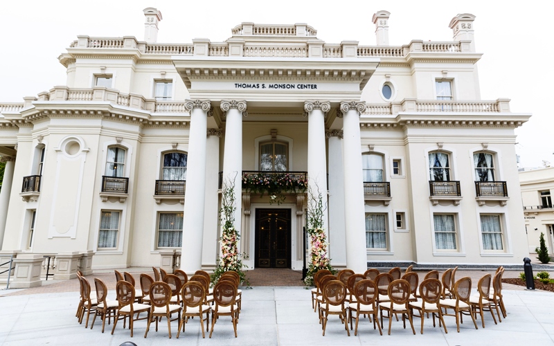 Utah-Wedding-Venue-Thomas-S-Monson-Center-outside-seating
