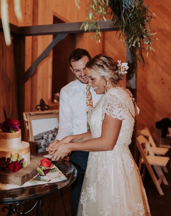 6-Must-Have-Shots-on-Your-Wedding-Day-Cake