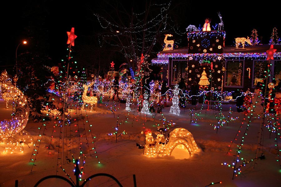 How to Hang Outdoor Christmas Lights
