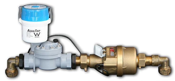 How a water leak detection system works - Aquatrip Aquatrip water leak detection system attached to a pipe to control water