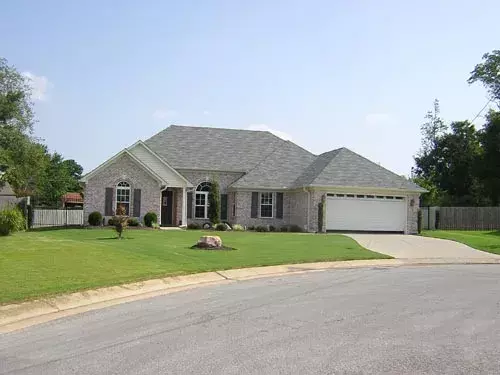 Traditional house plans 6-1385 - front exterior, 1,597 sq ft, 3 bed, 2 bath house plans | Monster House Plans