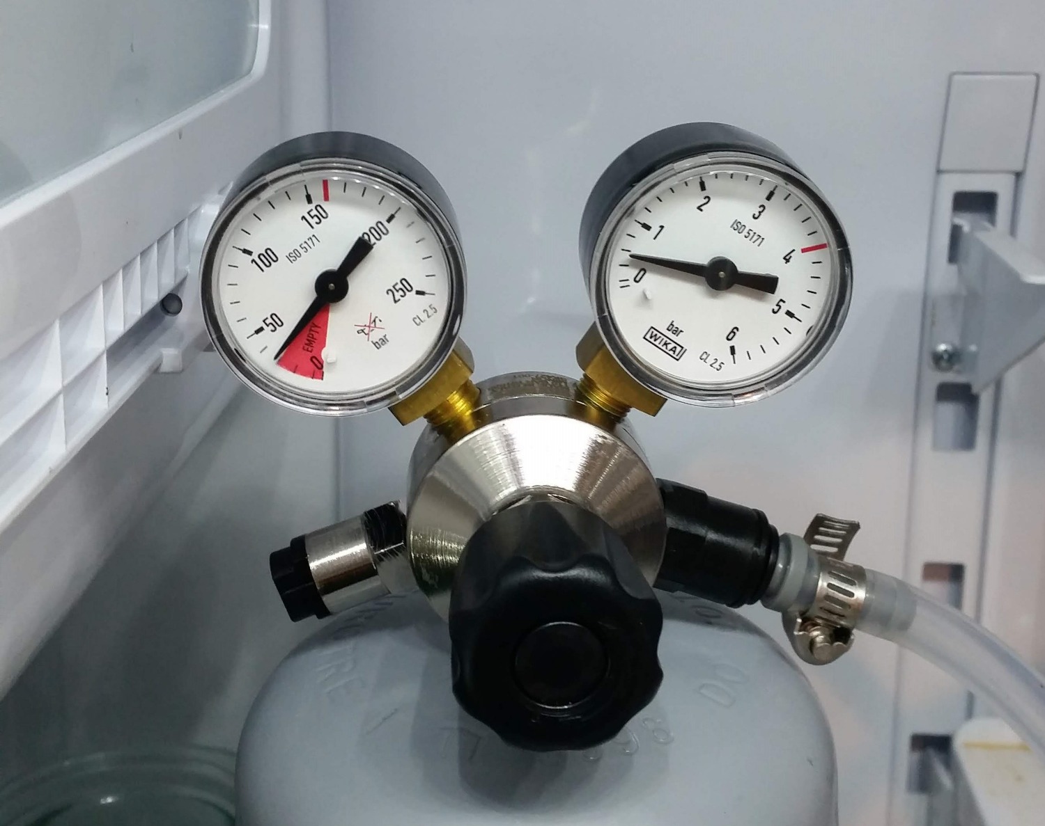 Pure Nitrogen or Food Grade CO2 2.2L Disposable Bottle