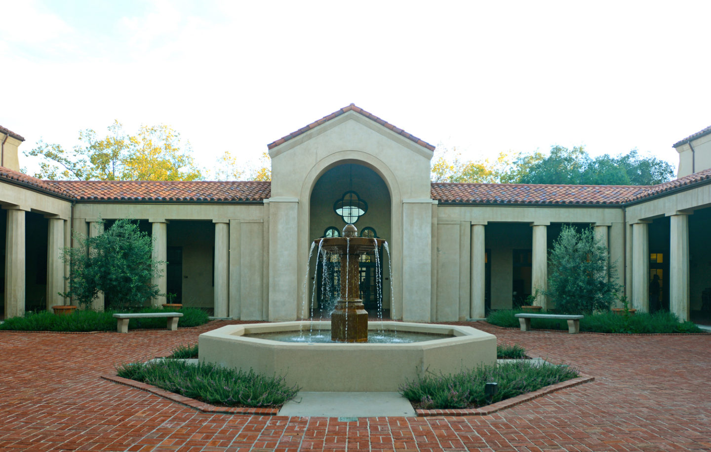 roble-courtyard