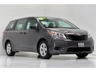 Used TOYOTA Sienna at San Francisco in izmo Kia