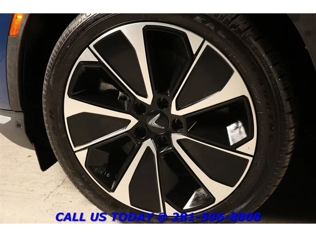SEMINUEVOS VINFAST VF8 2023 Plus AWD NAV HUD PANO 360 ADAPT BLIND 16K MLS a Estados en autogozo