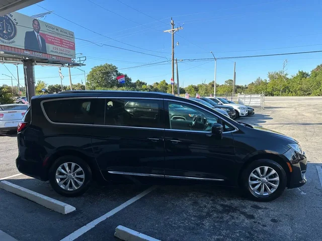 SEMINUEVOS CHRYSLER Pacifica a Estados en autogozo