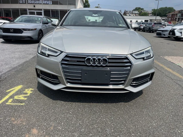 SEMINUEVOS AUDI A4 at  Reading in Piazza Acura of Reading