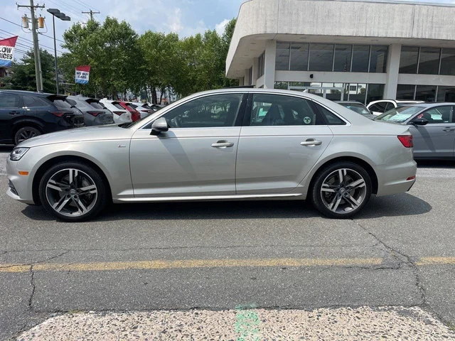 SEMINUEVOS AUDI A4 at  Reading in Piazza Acura of Reading
