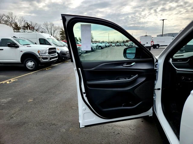 Nuevos JEEP GRAND CHEROKEE at Columbus in Bob Caldwell Chrysler Jeep Dodge Ram
