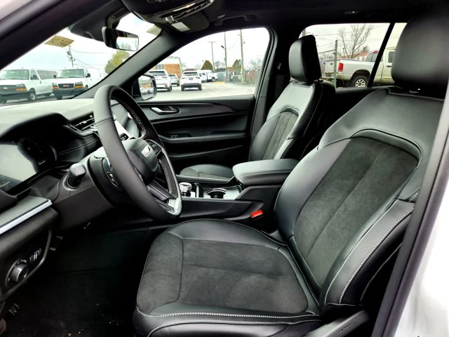 Nuevos JEEP GRAND CHEROKEE at Columbus in Bob Caldwell Chrysler Jeep Dodge Ram