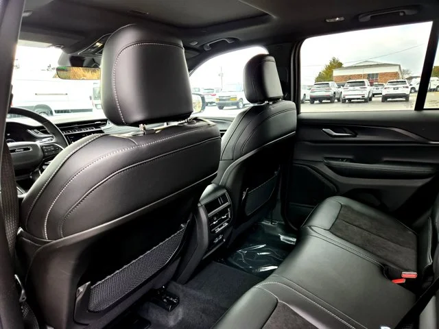 Nuevos JEEP GRAND CHEROKEE at Columbus in Bob Caldwell Chrysler Jeep Dodge Ram