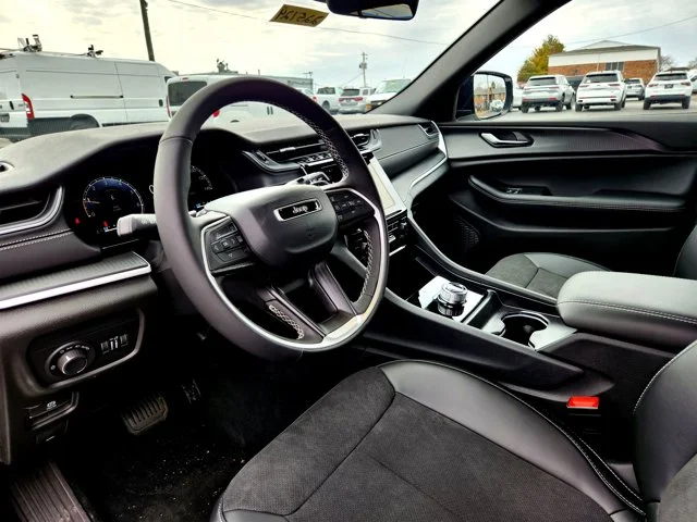 Nuevos JEEP GRAND CHEROKEE at Columbus in Bob Caldwell Chrysler Jeep Dodge Ram