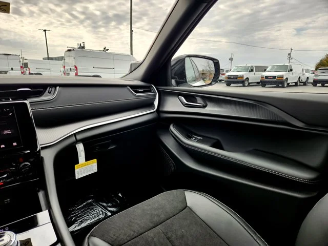 Nuevos JEEP GRAND CHEROKEE at Columbus in Bob Caldwell Chrysler Jeep Dodge Ram