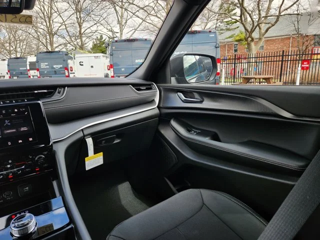 Nuevos JEEP GRAND CHEROKEE at Columbus in Bob Caldwell Chrysler Jeep Dodge Ram