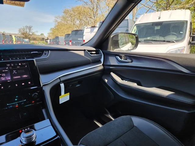 Nuevos JEEP GRAND CHEROKEE at Columbus in Bob Caldwell Chrysler Jeep Dodge Ram