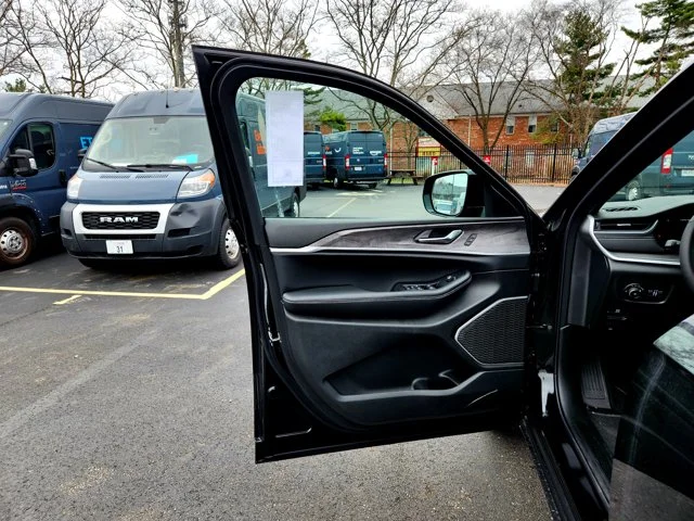 Nuevos JEEP GRAND CHEROKEE at Columbus in Bob Caldwell Chrysler Jeep Dodge Ram