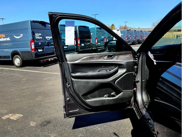 Nuevos JEEP GRAND CHEROKEE L at Columbus in Bob Caldwell Chrysler Jeep Dodge Ram