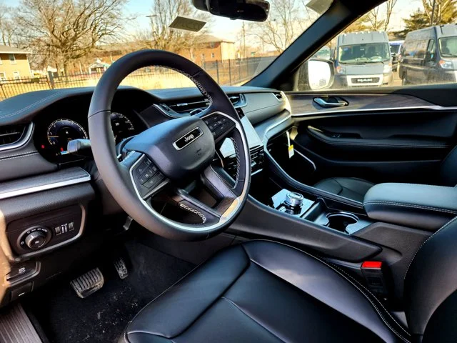 Nuevos JEEP GRAND CHEROKEE L at Columbus in Bob Caldwell Chrysler Jeep Dodge Ram