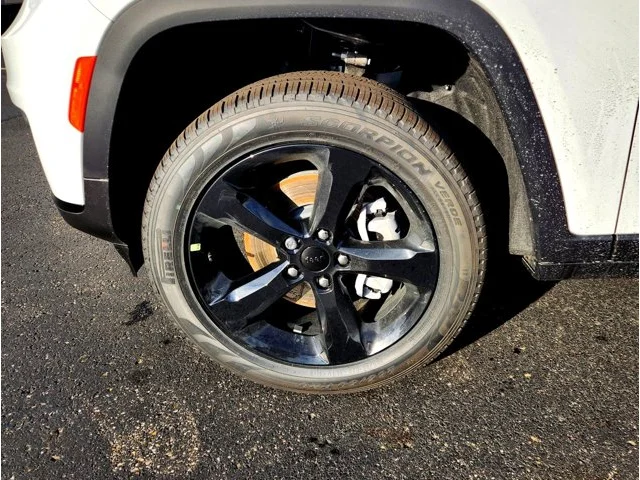 Nuevos JEEP GRAND CHEROKEE L at Columbus in Bob Caldwell Chrysler Jeep Dodge Ram